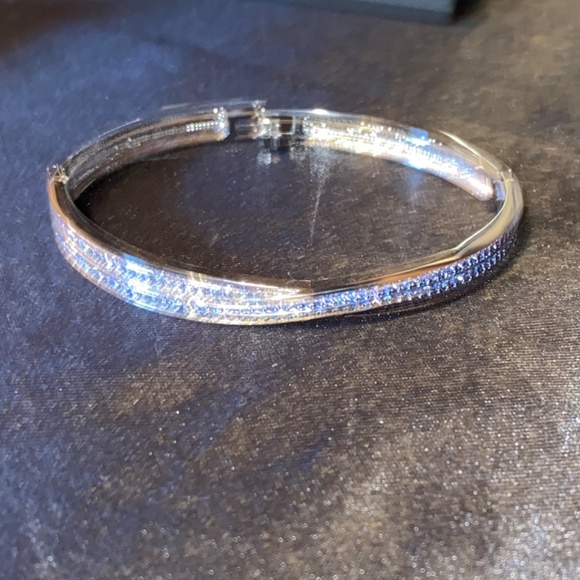 New In Box Fanci Silver Plate Aquarmarine Crystal Cuff Bracelet With Clasp Closu - Picture 3 of 9